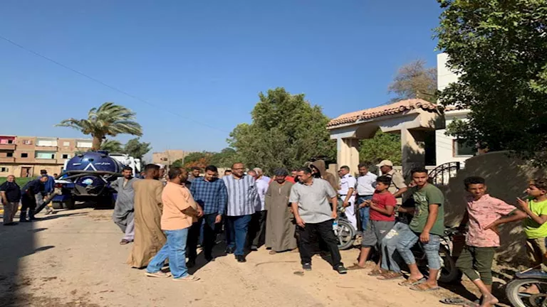 سوهاج توفر 21 قطعة معدات لمعالجة تسرب مياه الصرف في نجع الدير (صور)