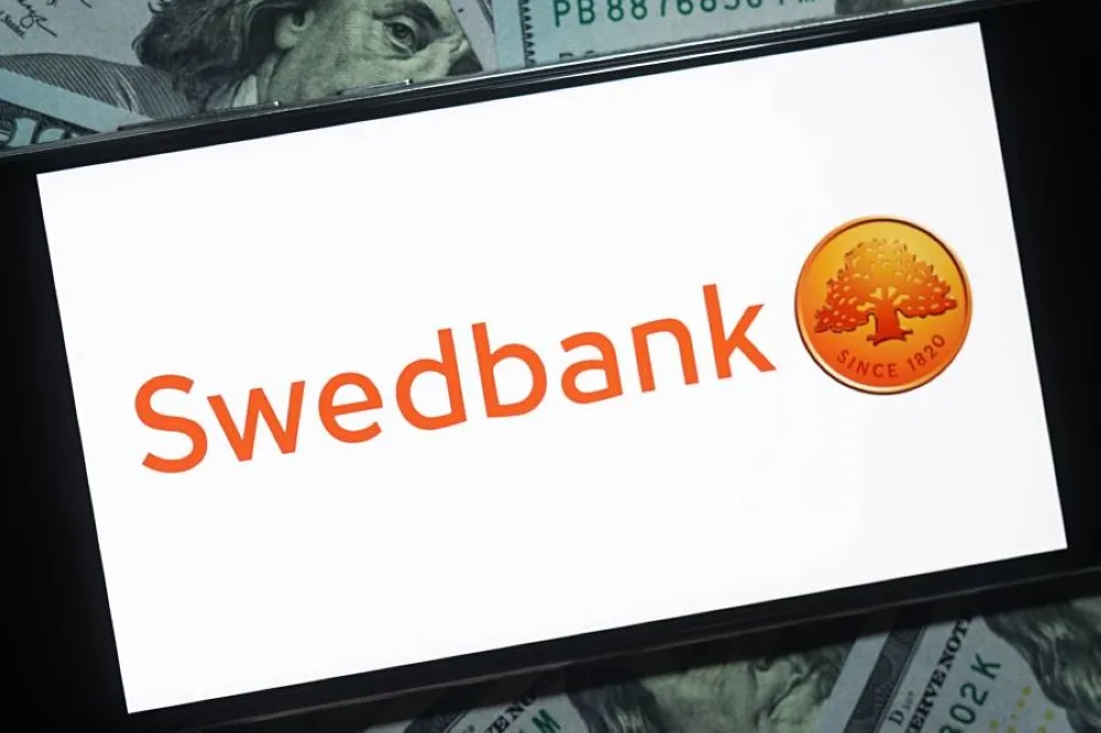 سويدبنك يستهدف تحقيق عائد بنسبة 15% ويخطط لإنهاء تجميد التوظيف قريباً.