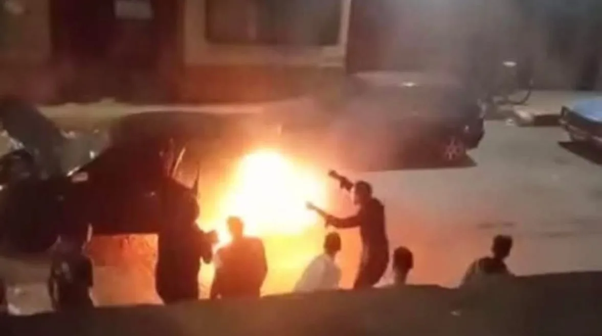 سيارة الزفاف تشتعل في بورسعيد: عربة العروس توقظ النيران سيارة الزفاف تشتعل في بورسعيد: عربة العروس توقظ النيران
