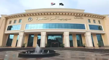 سيارة مسرعة تصطدم بموظف أمن أمام مركز تجاري في القاهرة