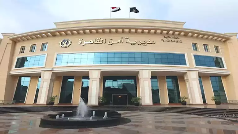 سيارة مسرعة تصطدم بموظف أمن أمام مركز تجاري في القاهرة سيارة مسرعة تصطدم بموظف أمن أمام مركز تجاري في القاهرة