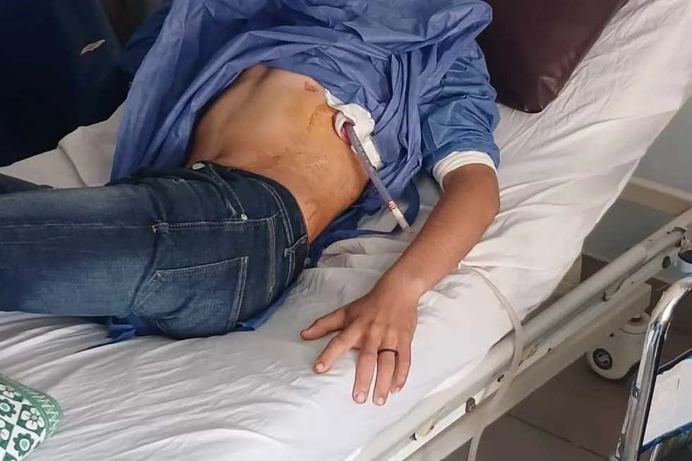 شاب يتعرض لطعنة حادة خلال مشاجرة في رأس البر. شاب يتعرض لطعنة حادة خلال مشاجرة في رأس البر.