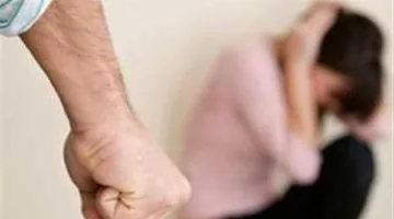 شاب يهاجم امرأة بالضرب بعد رفضها الزواج منه في الغربية، والنيابة تبدأ التحقيق.
