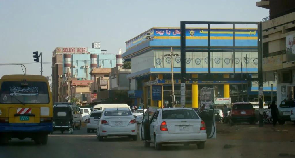 “إدارة الأسواق وتسهيل المواصلات العامة”.. والي الخرطوم يجري جولة في شارع الحرية وسوق أبوحمامة “إدارة الأسواق وتسهيل المواصلات العامة”.. والي الخرطوم يجري جولة في شارع الحرية وسوق أبوحمامة