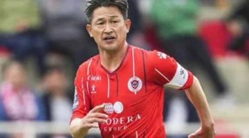 شارك في مباراة الأمس عن عمر 58 عامًا.. من هو “الملك ميورا” الذي يتمسك بممارسة كرة القدم؟
