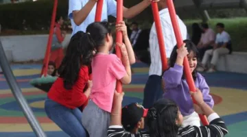شاطئ الشارقة يستقطب المحتفين بعيد الأضحى