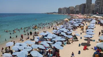 شاطئ هادئ ومصطافون منذ صباح اليوم.. زيادة كبيرة في رواد شواطئ الإسكندرية في ثالث أيام عيد الأضحى.