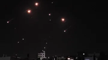 شاهد.. الصواريخ الباليستية الإيرانية تدمر منشأة استراتيجية في حيفا