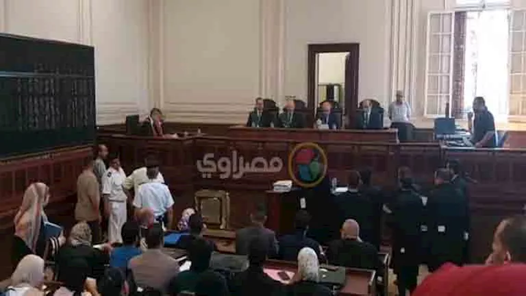 شاهد الفيديو والصور: الظهور الأول لمجرم المعمورة في محكمة الإسكندرية