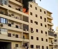 شاهد تصاعد النيران في شقة ضمن مبنى سكني في منطقة السيدة زينب.