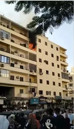 شاهد تصاعد النيران في شقة ضمن مبنى سكني في منطقة السيدة زينب.
