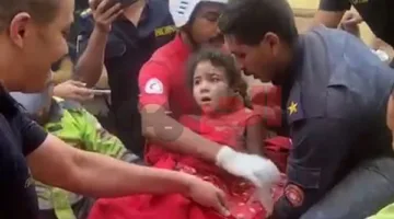 شاهد.. لحظة انتشال رضيعة حية من تحت أنقاض مبنى في حدائق القبة