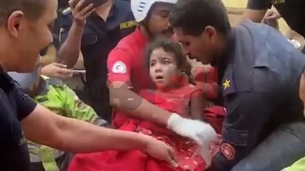 شاهد.. لحظة انتشال رضيعة حية من تحت أنقاض مبنى في حدائق القبة