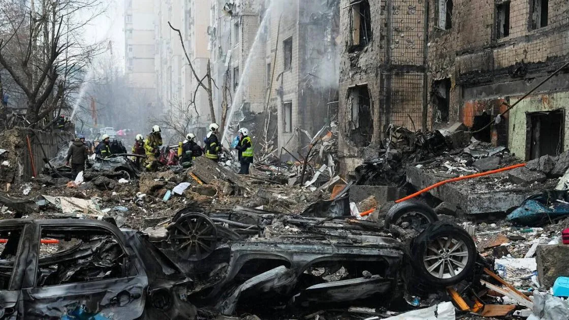 شخص واحد قُتل و20 آخرون جُرحوا جراء هجوم روسي على كييف شخص واحد قُتل و20 آخرون جُرحوا جراء هجوم روسي على كييف