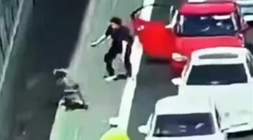 شرطي مرور صيني يلاحق خروفًا هاربًا لمدة 40 دقيقة (فيديو)