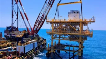 شركة البترول تكمل تركيب منصة بحرية في حقل غاز غرب البرلس