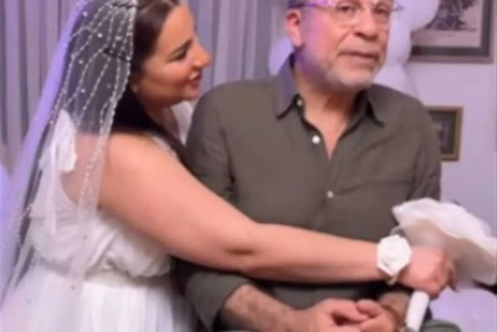 شريف منير: «ابنتي أسما بذلت مجهودًا كبيرًا من أجلي وأعتبرها كأمي» (فيديو) شريف منير: «ابنتي أسما بذلت مجهودًا كبيرًا من أجلي وأعتبرها كأمي» (فيديو)