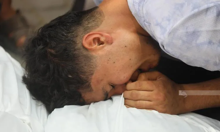 شهداء نتيجة القصف الذي استهدف مخيم الشاطئ غرب مدينة غزة شهداء نتيجة القصف الذي استهدف مخيم الشاطئ غرب مدينة غزة