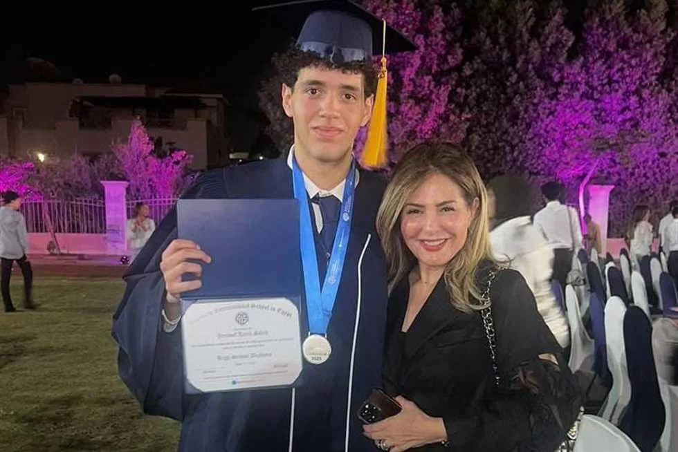 صابرين تشارك صورة حديثة مع ابنها في حفل تخرجه: «نتمنى له التوفيق في الجامعة» صابرين تشارك صورة حديثة مع ابنها في حفل تخرجه: «نتمنى له التوفيق في الجامعة»