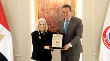 وزير الصحة يثمن جهود السفيرة هيفاء أبو غزالة ويكرّمها خلال فترة خدمتها.