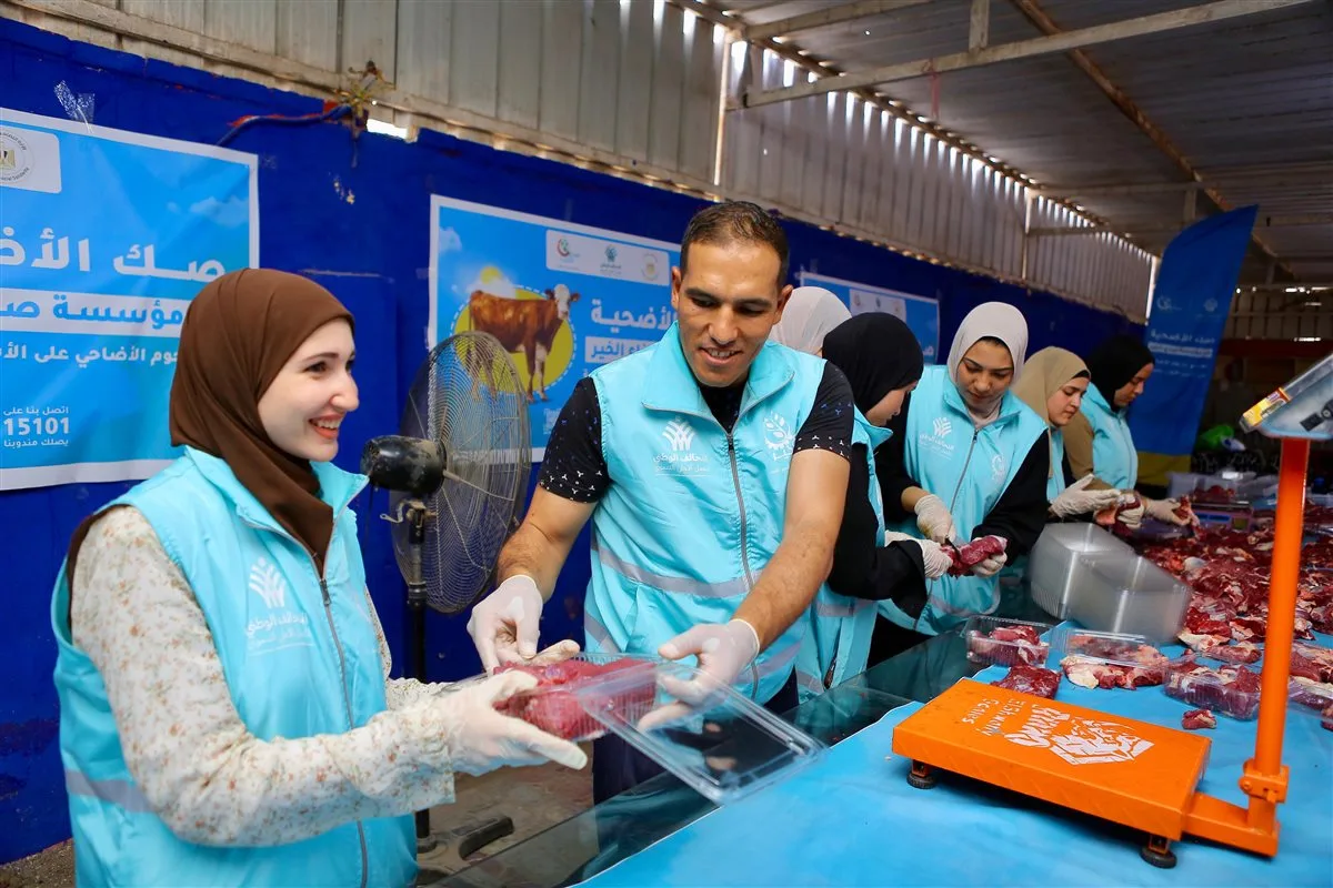 صناع الخير يقدمون لحومًا وطرود غذائية لـ 250 ألف أسرة محتاجة