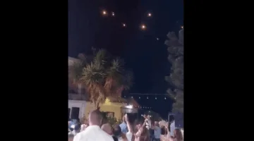 صواريخ تعبر فوق احتفال لبناني… تابعوا الفيديو