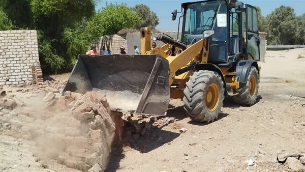 صور: إيقاف أعمال بناء غير قانونية ومصادرة مواد البناء في جنوب الأقصر صور: إيقاف أعمال بناء غير قانونية ومصادرة مواد البناء في جنوب الأقصر