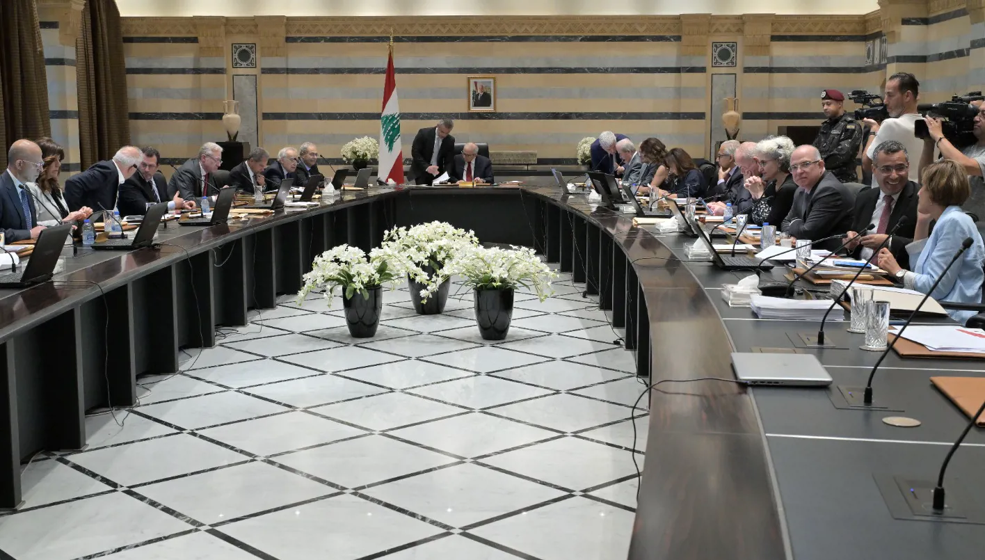 صور: اجتماع مجلس الوزراء في السراي الحكومي… مع 15 بنداً على جدول الأعمال صور: اجتماع مجلس الوزراء في السراي الحكومي… مع 15 بنداً على جدول الأعمال