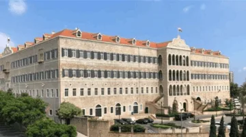 صور: السراي يتألق بالأضواء الحمراء