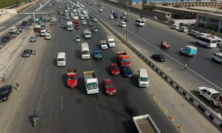 صور: “النقل” تؤكد على التزام سائقي المركبات بعدم استخدام “مسار” الأتوبيس الترددي. صور: “النقل” تؤكد على التزام سائقي المركبات بعدم استخدام “مسار” الأتوبيس الترددي.