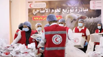 صور: الهلال الأحمر يوزع أضاحي العيد على الأسر المحتاجة خلال أيام العيد