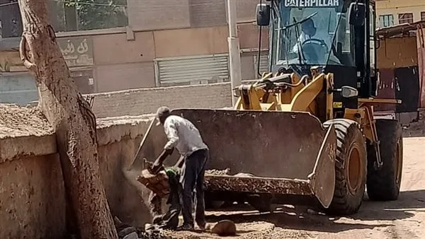 صور: جهود متواصلة لإزالة الإشغالات والقمامة في مركز أرمنت غرب الأقصر صور: جهود متواصلة لإزالة الإشغالات والقمامة في مركز أرمنت غرب الأقصر
