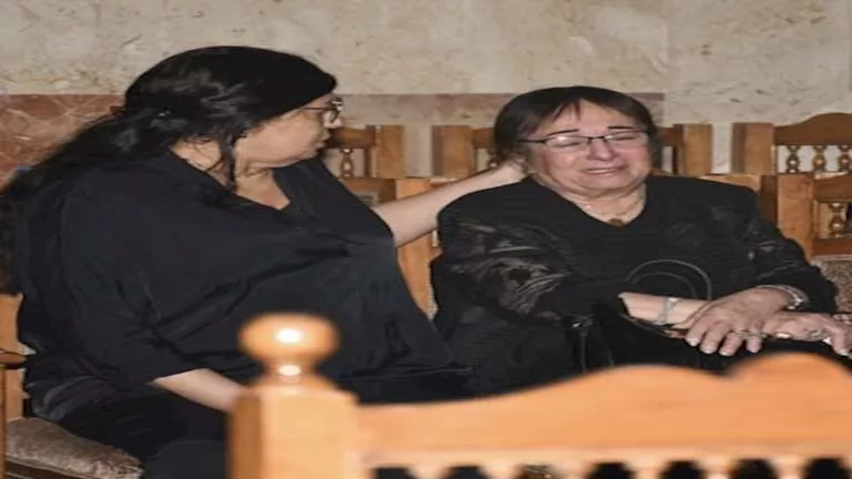 صور: دموع الفنانة سميرة عبد العزيز في عزاء الراحلة سميحة أيوب