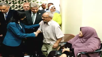 صور: محافظ البحيرة يحتفل بعيد الفطر مع الأطفال وكبار السن