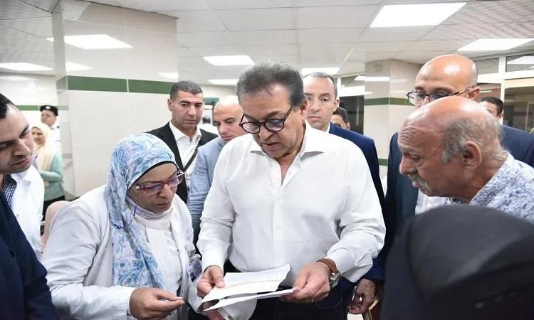 صور: وزير الصحة يقوم بجولة في مستشفى مدينة نصر للتأمين الصحي ويؤكد على ضرورة تطويرها. صور: وزير الصحة يقوم بجولة في مستشفى مدينة نصر للتأمين الصحي ويؤكد على ضرورة تطويرها.