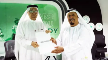 ضاحي خلفان يقدّم تكريمًا لميرزا الصايغ تقديرًا لدعمه لمواهب الشباب