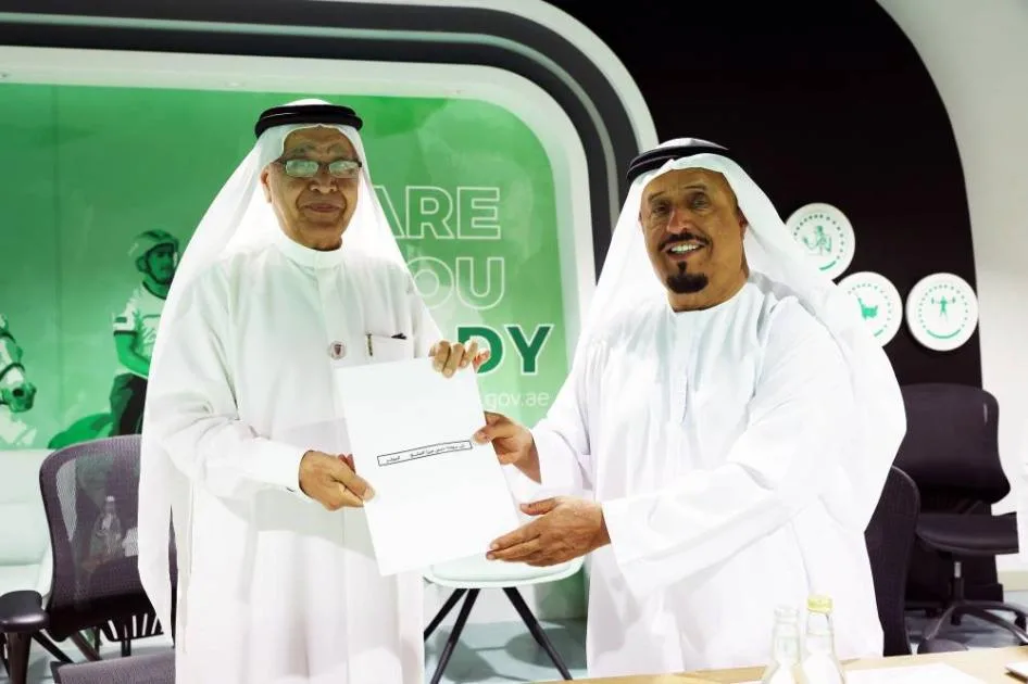 ضاحي خلفان يقدّم تكريمًا لميرزا الصايغ تقديرًا لدعمه لمواهب الشباب ضاحي خلفان يقدّم تكريمًا لميرزا الصايغ تقديرًا لدعمه لمواهب الشباب
