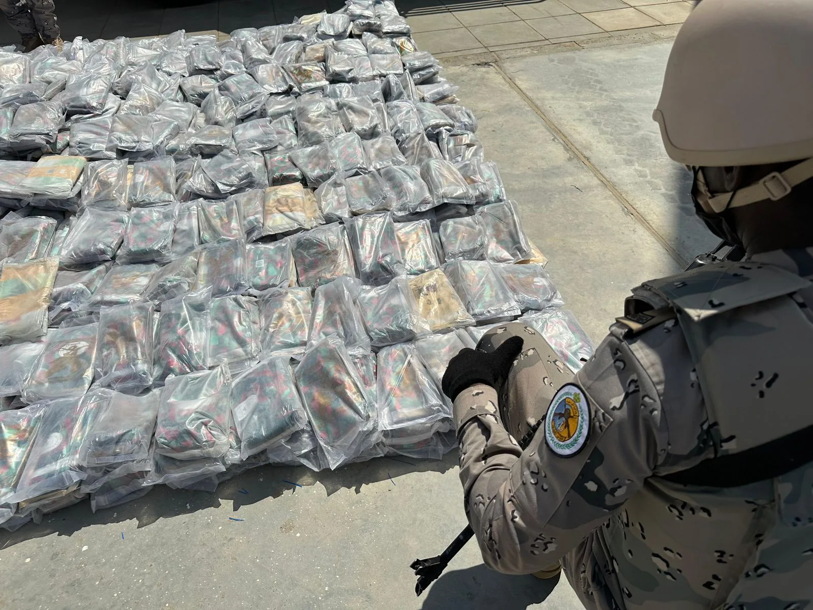 ضبط 39 كيلوغرامًا من القات و1.5 كيلوغرام من الشبو في منطقتي عسير وجدة. ضبط 39 كيلوغرامًا من القات و1.5 كيلوغرام من الشبو في منطقتي عسير وجدة.