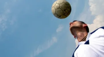 ضرب الكرة بالرأس: تهديد خفي للدماغ