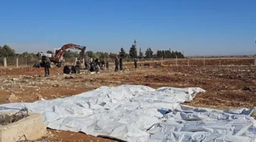 سوريا: العثور على مقبرة جماعية تضم 11 فردًا، بينهم 7 أطفال، ضحايا مجزرة نفذها نظام الأسد في ريف حمص.