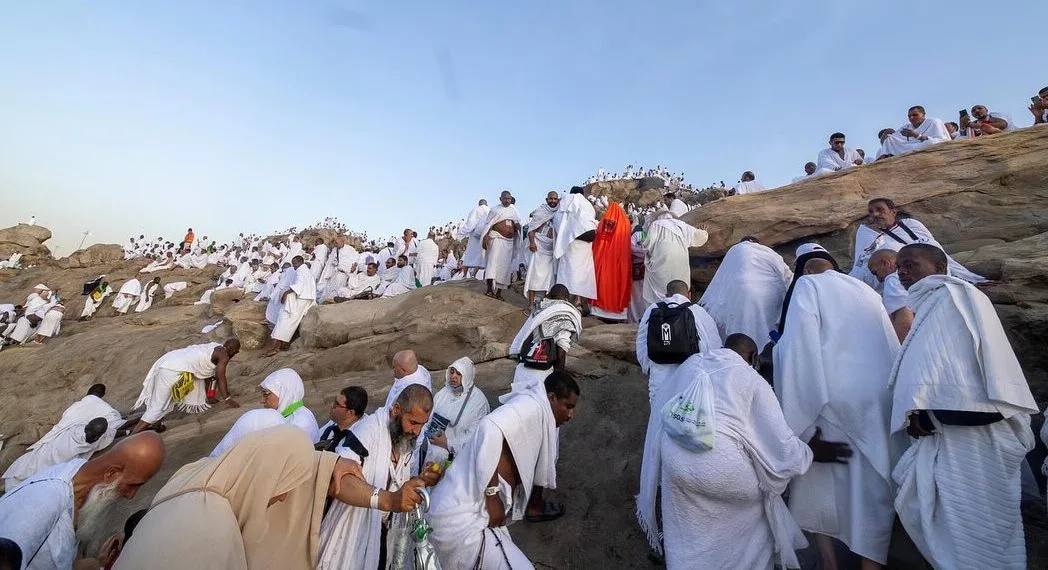 ضيوف الرحمن يتوجهون من عرفات إلى مزدلفة ضيوف الرحمن يتوجهون من عرفات إلى مزدلفة