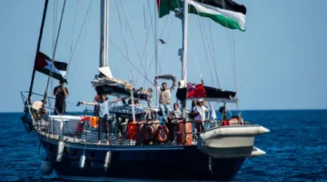 طائرة مسيّرة تحلق فوق سفينة متوجهة إلى غزة مع مخاوف من هجوم إسرائيلي