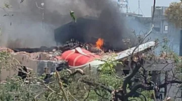 طائرة هندية تقل 242 راكبًا تسقط أثناء توجهها إلى لندن (فيديو)