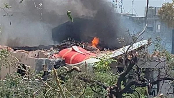 طائرة هندية تقل 242 راكبًا تسقط أثناء توجهها إلى لندن (فيديو) طائرة هندية تقل 242 راكبًا تسقط أثناء توجهها إلى لندن (فيديو)