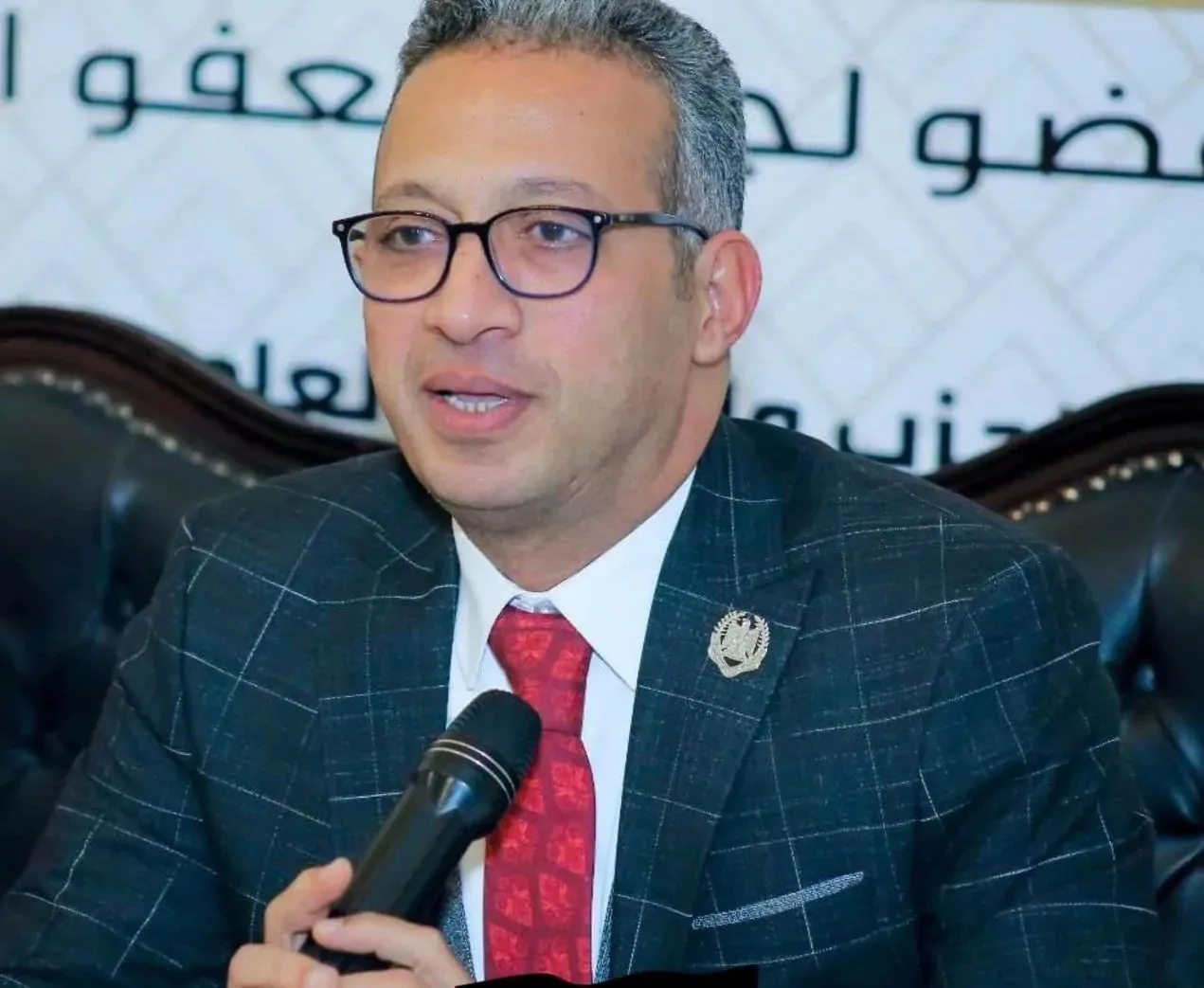 طارق العوضي يرد على عماد جاد: مصر هي التي أطلقت مبادرة الجامعة العربية وتعتبر مركزًا رئيسيًا في الفكر السياسي.