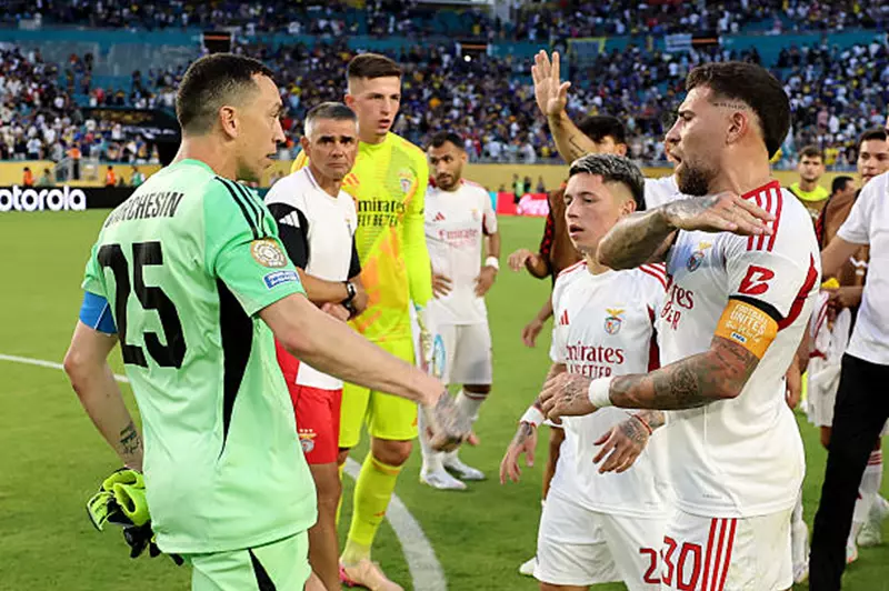 طاقم تحكيم قطري يقود مباراة بنفيكا وأوكلاند في بطولة كأس العالم للأندية 2025 طاقم تحكيم قطري يقود مباراة بنفيكا وأوكلاند في بطولة كأس العالم للأندية 2025