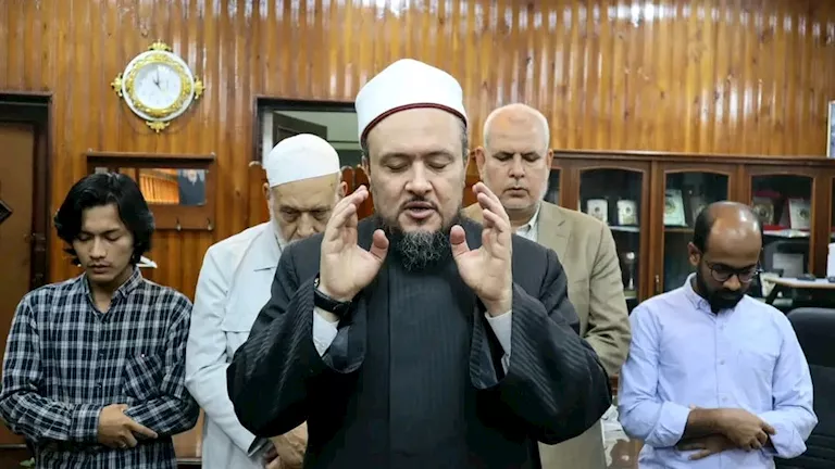 طالب إندونيسي يتأثر في لجنة الامتحان بسبب فقدان والده، وعميد الجامعة يتخذ إجراءات مميزة. طالب إندونيسي يتأثر في لجنة الامتحان بسبب فقدان والده، وعميد الجامعة يتخذ إجراءات مميزة.