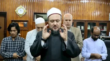 طالب إندونيسي يواجه انهياراً أثناء امتحان نتيجة وفاة والده، وهذا هو رد فعل العميد.