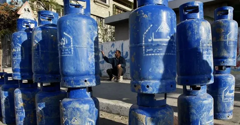 وكيل تموين الإسكندرية يكشف عن مخالفات أثناء زيارته لمحطات تعبئة أسطوانات الغاز في المكس وكيل تموين الإسكندرية يكشف عن مخالفات أثناء زيارته لمحطات تعبئة أسطوانات الغاز في المكس