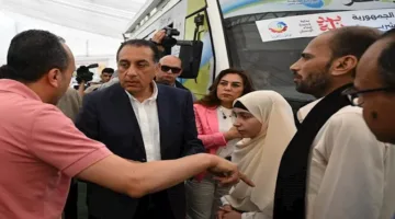 طفل يتسبب بفقدان زميلته للبصر إثر ضربة على الرأس.. وحركة حكومية سريعة لتقديم العلاج
